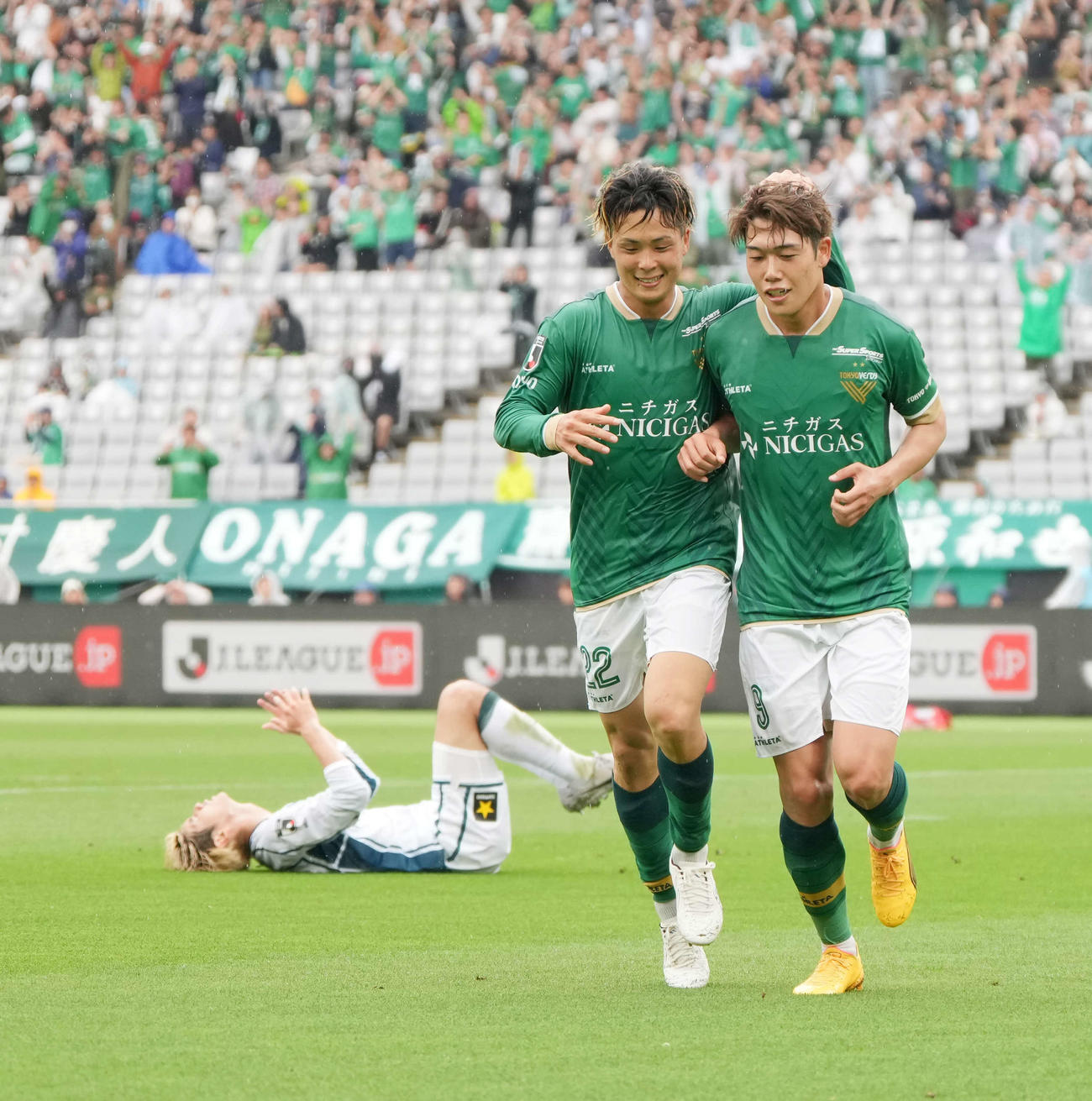 東京V対札幌、前半、東京V染野（右）は勝ち越しゴールを奪い翁長の祝福を受ける（撮影・小沢裕）