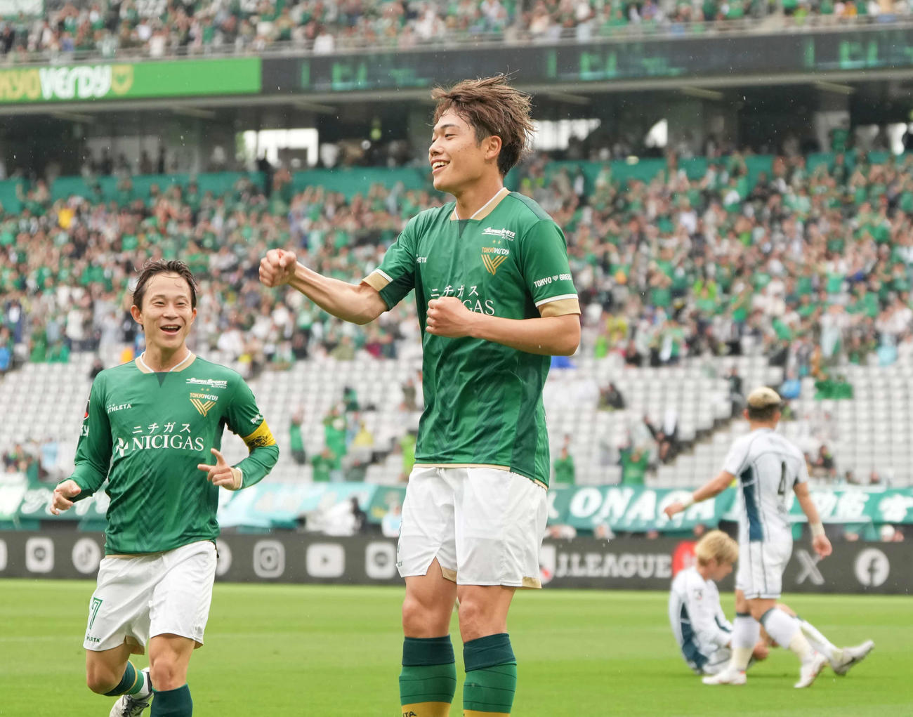 東京V対札幌、前半、東京V染野（中央）は勝ち越しゴールを奪う（撮影・小沢裕）