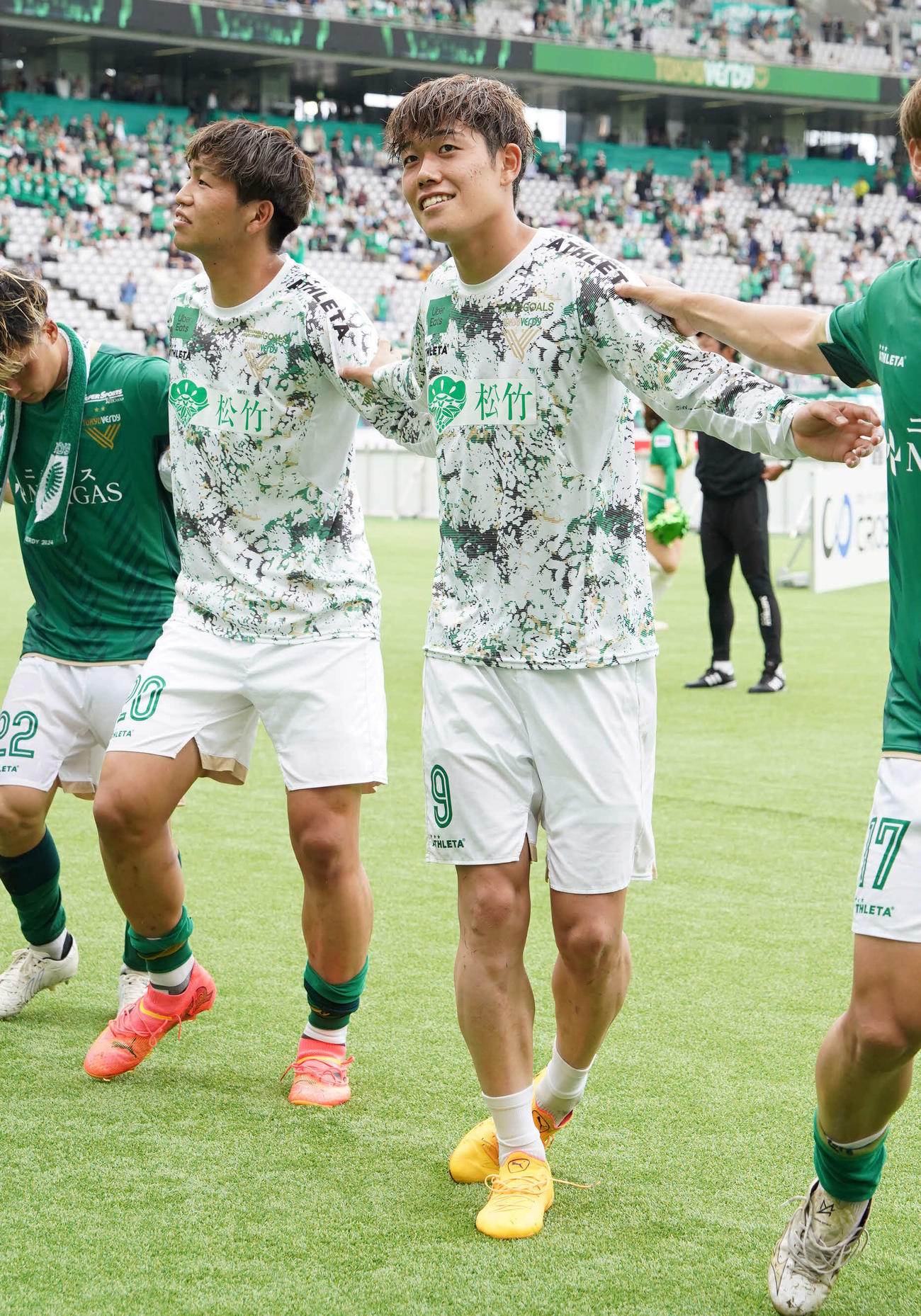東京V対札幌、サポーターに勝利を報告する東京V木村（左）と染野（撮影・小沢裕）
