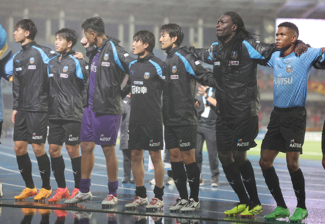 川崎F対名古屋　勝利を分かち合う川崎F家長（左から5人目）ら選手たち（撮影・宮地輝）