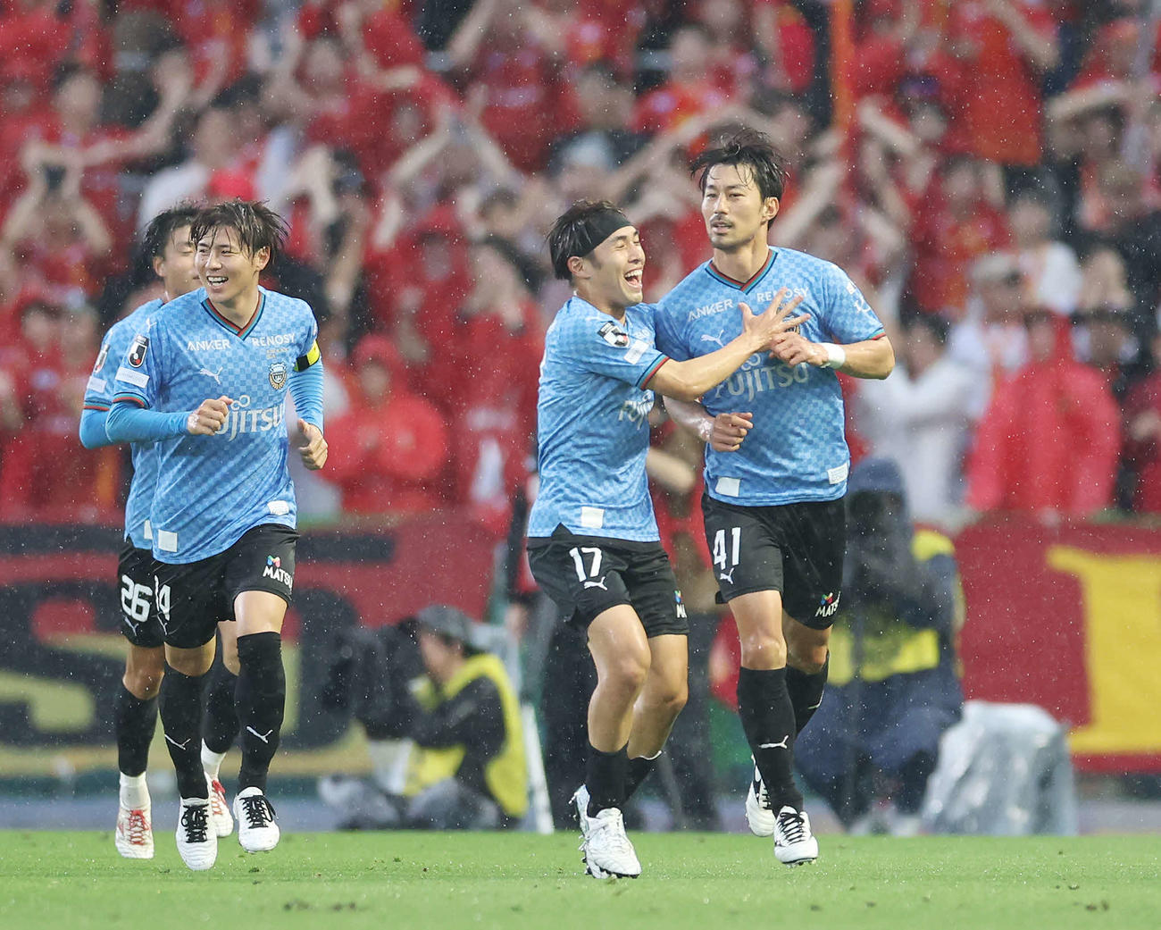 川崎F対名古屋　前半、自身2ゴール目を決めチームメートと喜ぶ川崎F家長（右）（撮影・宮地輝）