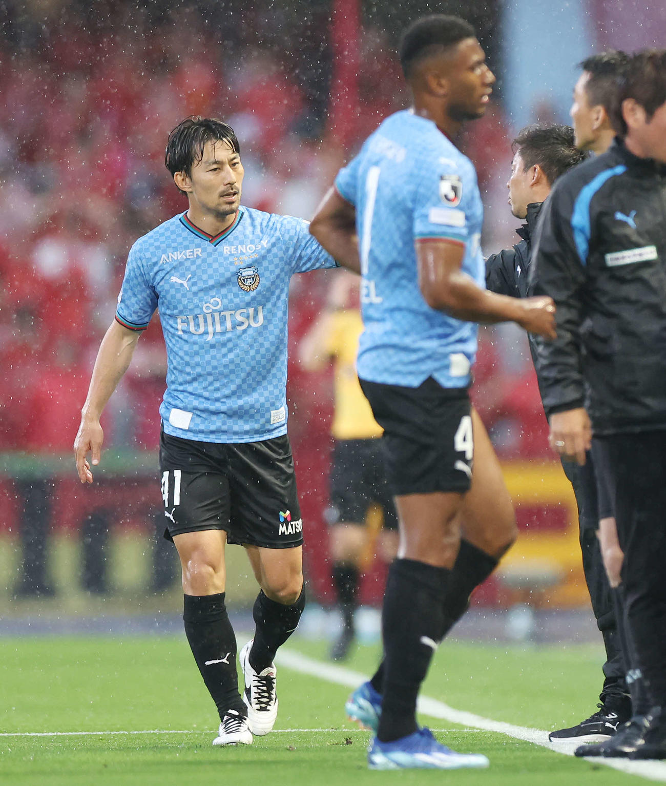 川崎F対名古屋　前半、自身2ゴール目を決め川崎F鬼木監督（右）とタッチする家長（撮影・宮地輝）
