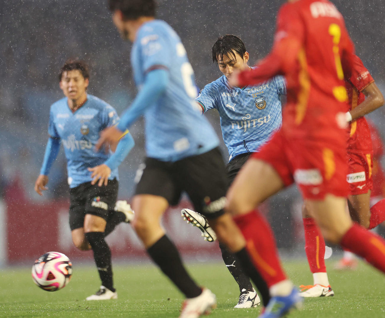 川崎F対名古屋　後半、シュートを放つ川崎F家長（撮影・宮地輝）