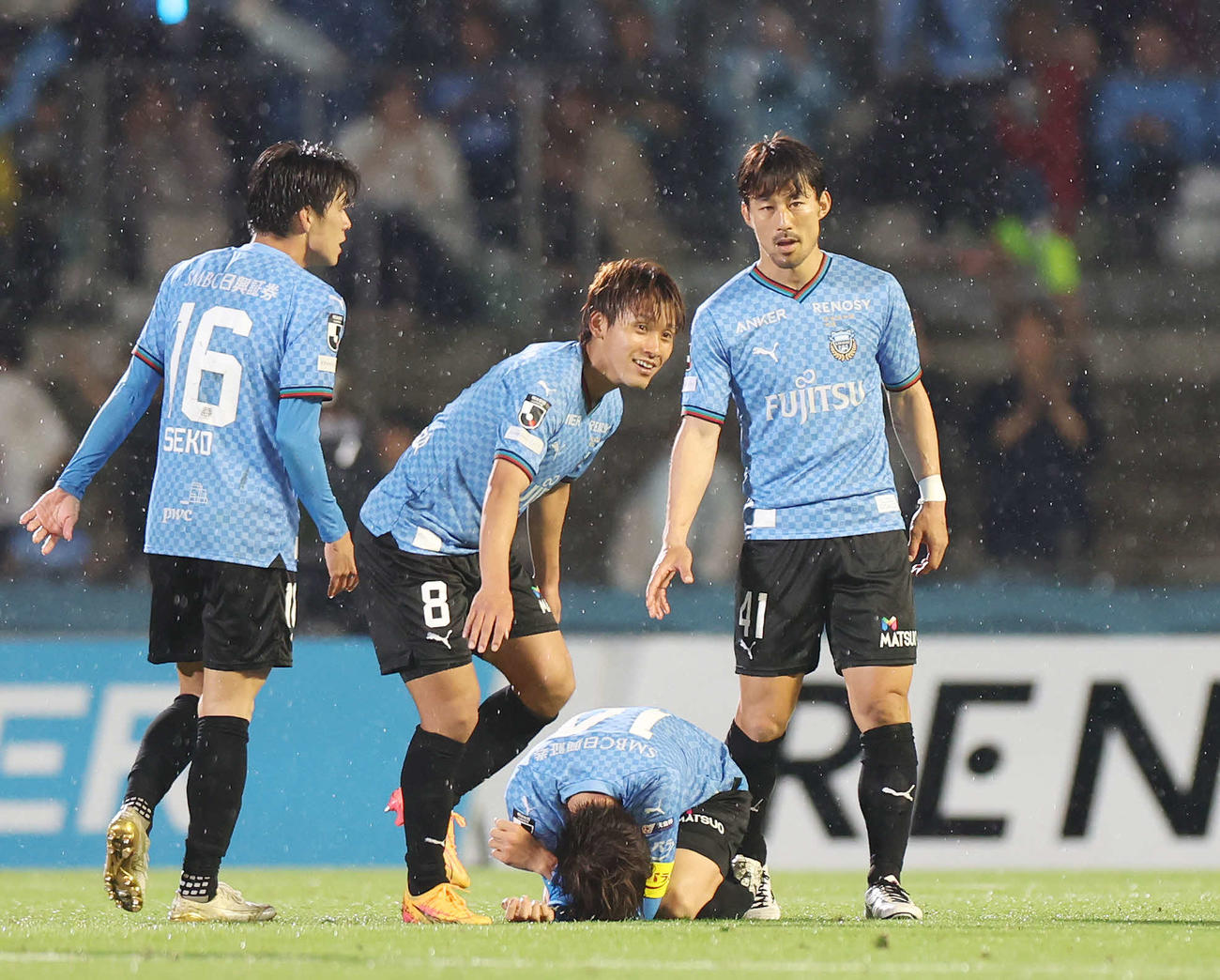 川崎F対名古屋　勝利し涙を流す川崎F脇坂（下）に駆け寄る、左から瀬古、橘田、家長（撮影・宮地輝）