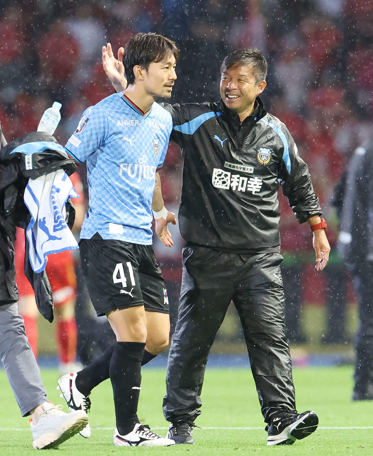 川崎F対名古屋　川崎F鬼木監督（右）にねぎらわれる2ゴール決めた家長（撮影・宮地輝）