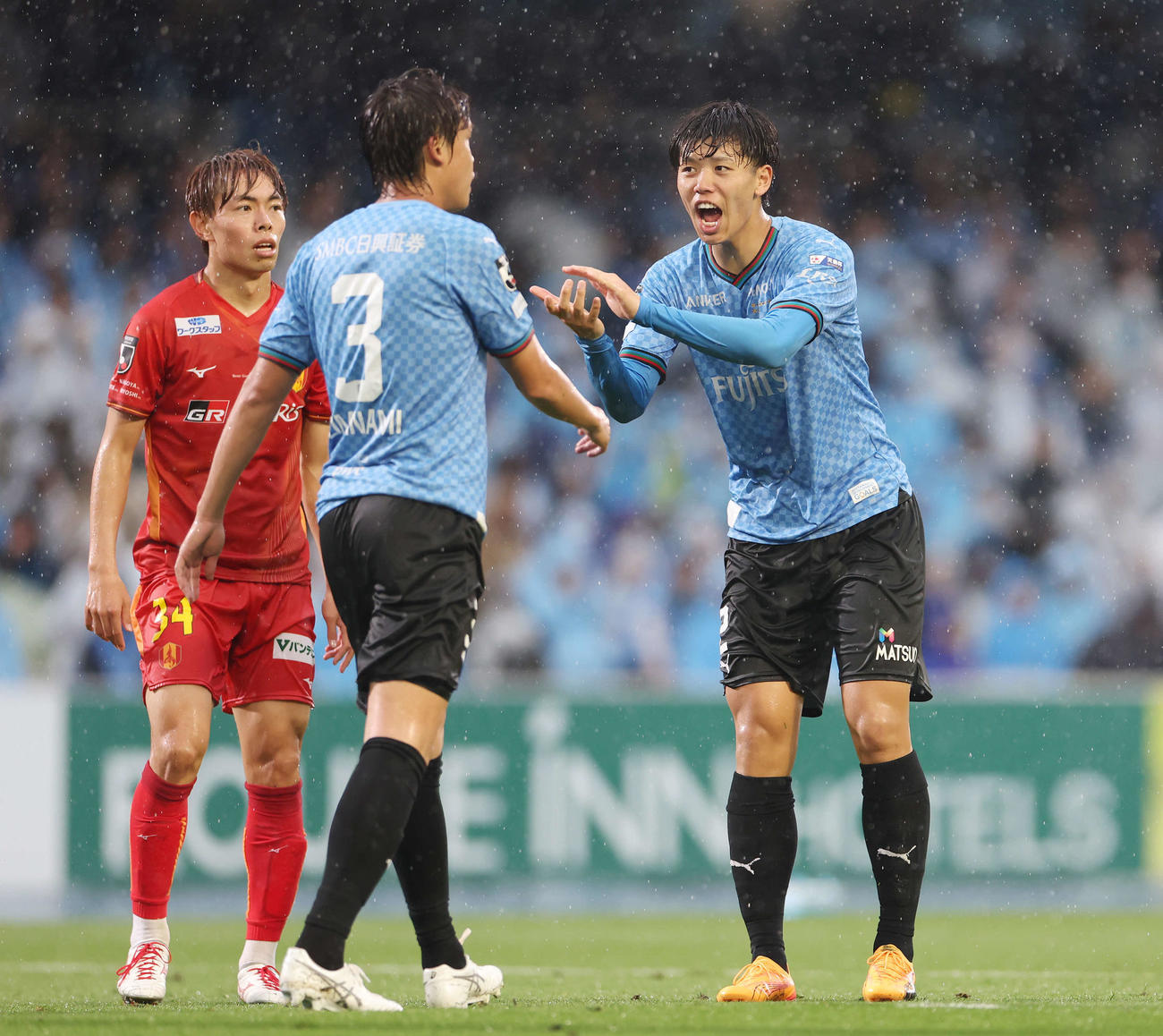 川崎F対名古屋　前半、味方を鼓舞する川崎F高井（右）（撮影・宮地輝）