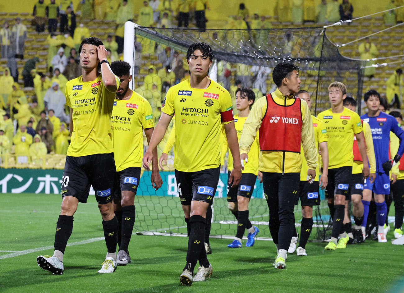 柏対福岡　敗戦し引き揚げる柏の選手たち（撮影・鈴木正人）