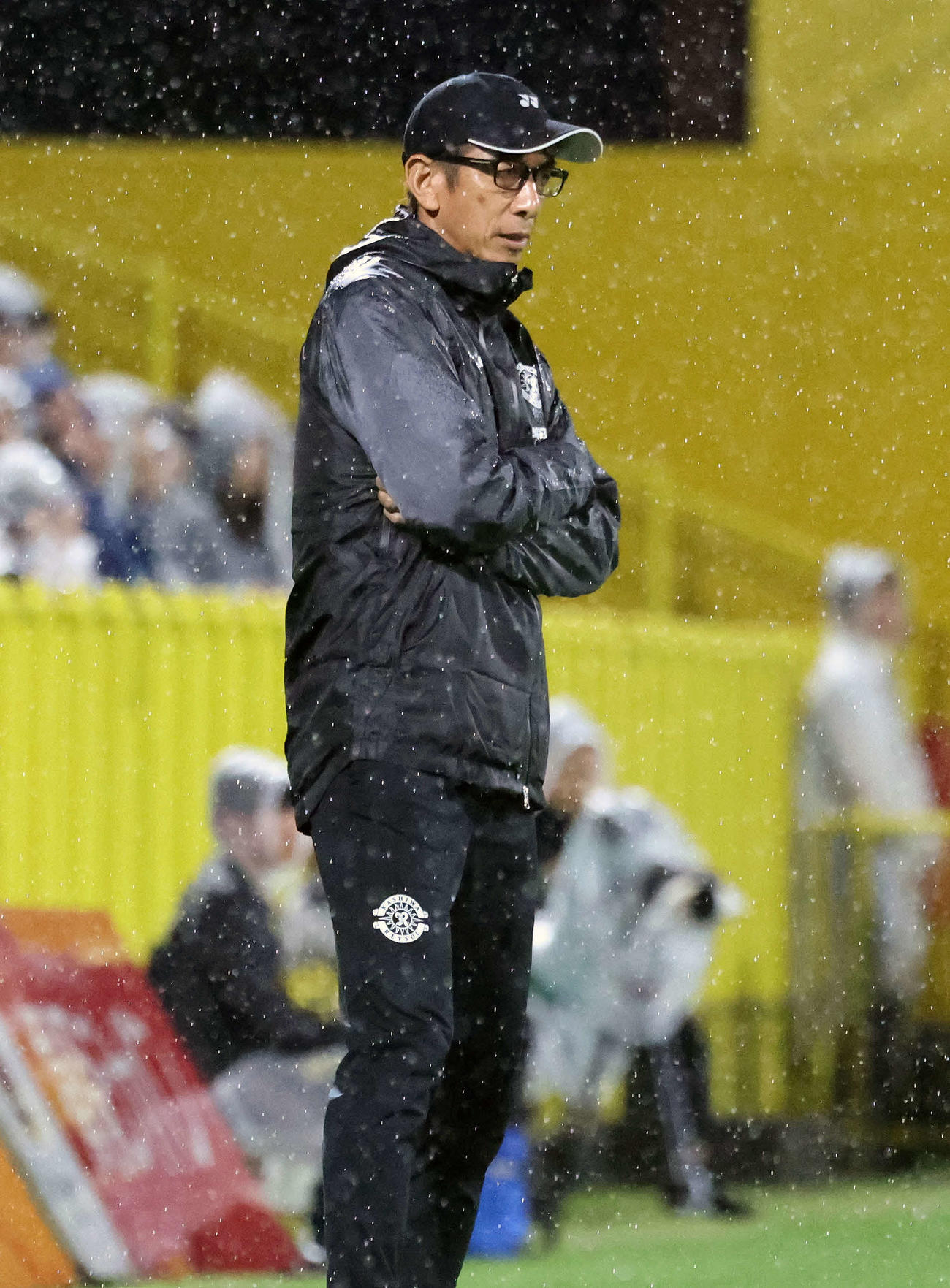 柏対福岡　前半、戦況を見つめる柏井原監督（撮影・鈴木正人）