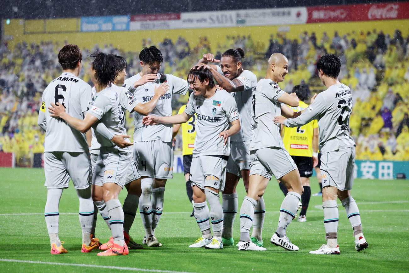 前半、ゴールを決め祝福される福岡小田（中央）（撮影・鈴木正人）