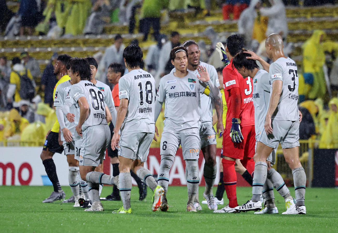 勝利した福岡の選手たち（撮影・鈴木正人）