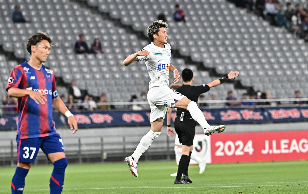 東京対広島　前半、先制ゴールを決めた広島加藤（中央）はジャンプして喜ぶ（撮影・滝沢徹郎）