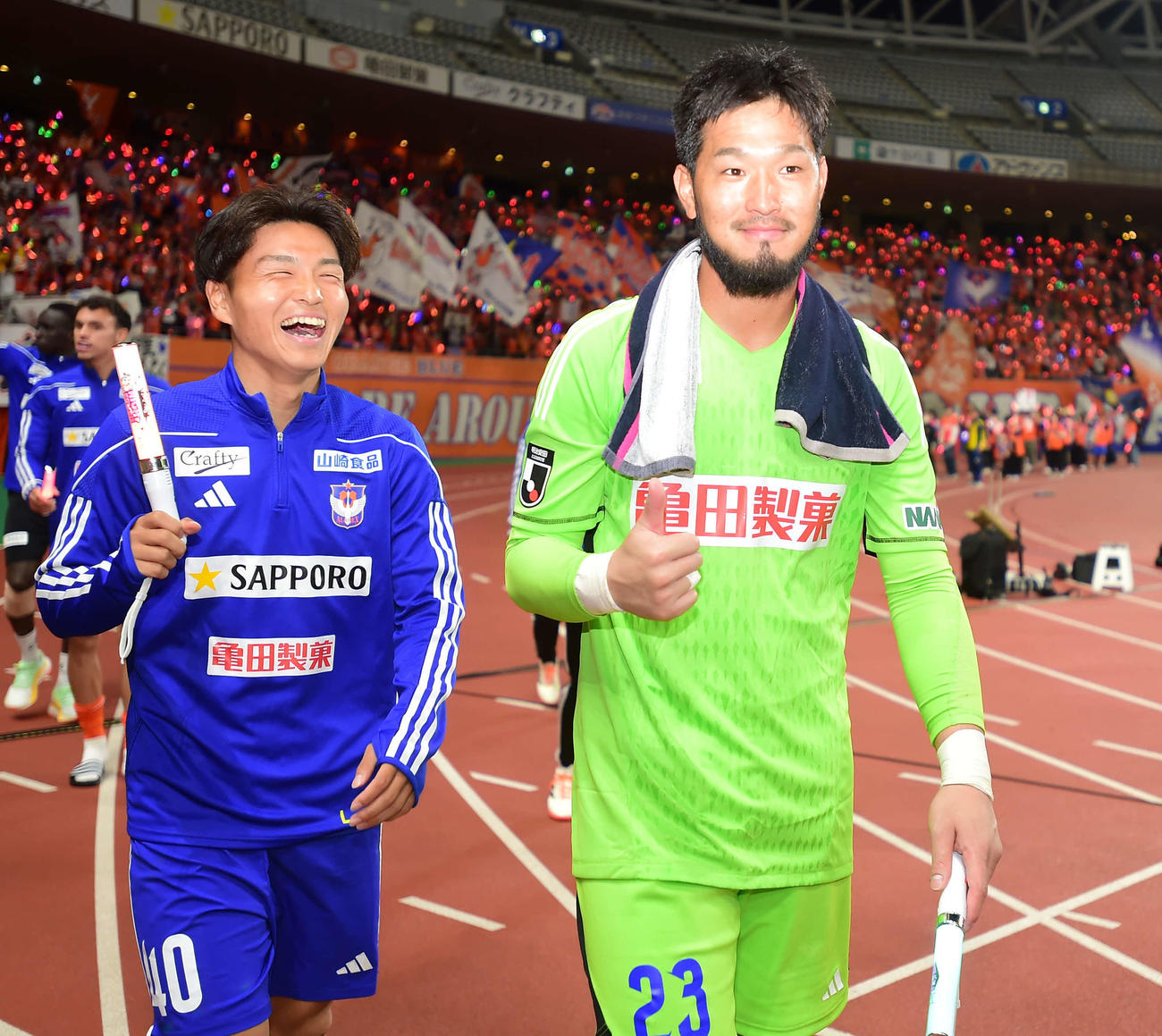 新潟対長崎　試合後、笑顔を見せる新潟の吉満（右）と石山（撮影・大島享也）