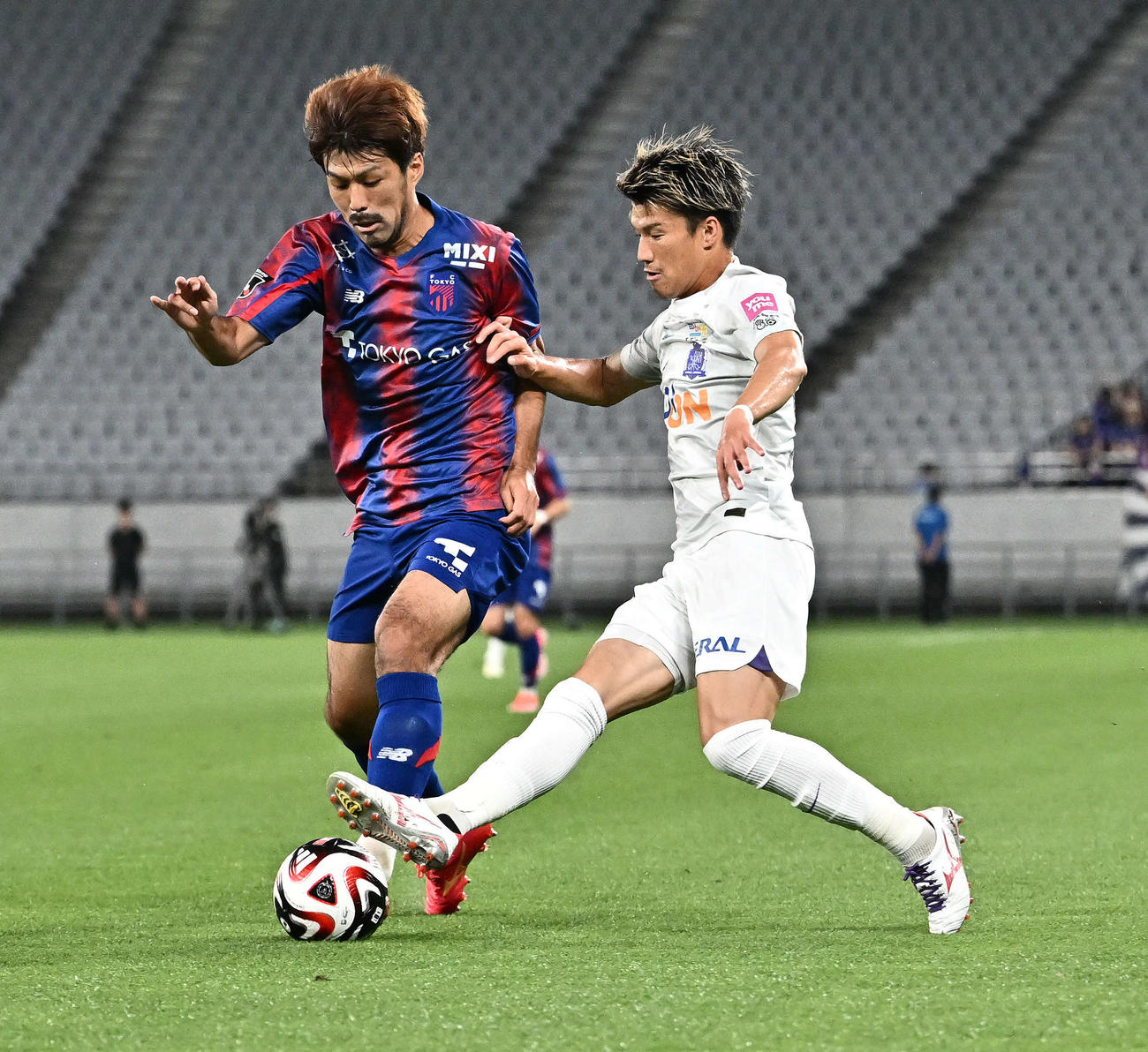 東京対広島　前半、競り合う東京木本（左）と広島加藤（撮影・滝沢徹郎）