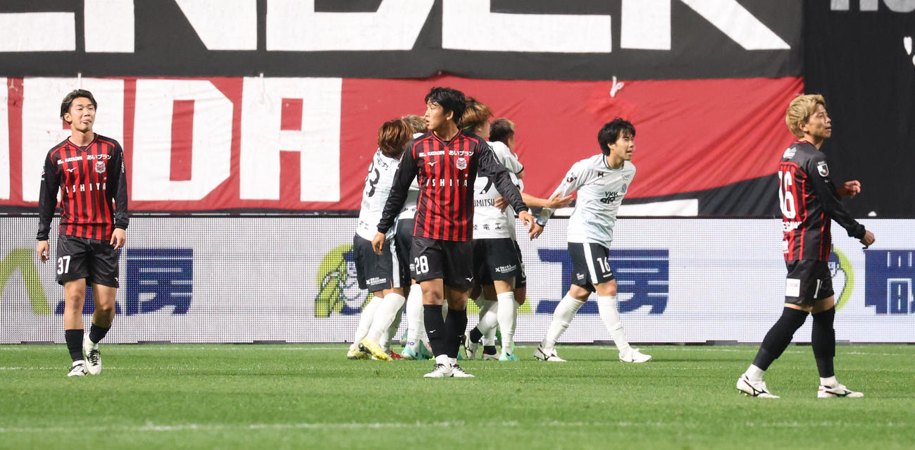 札幌対富山　前半、富山碓井に先制ゴールを決められ呆然とする札幌イレブン（撮影・佐藤翔太）