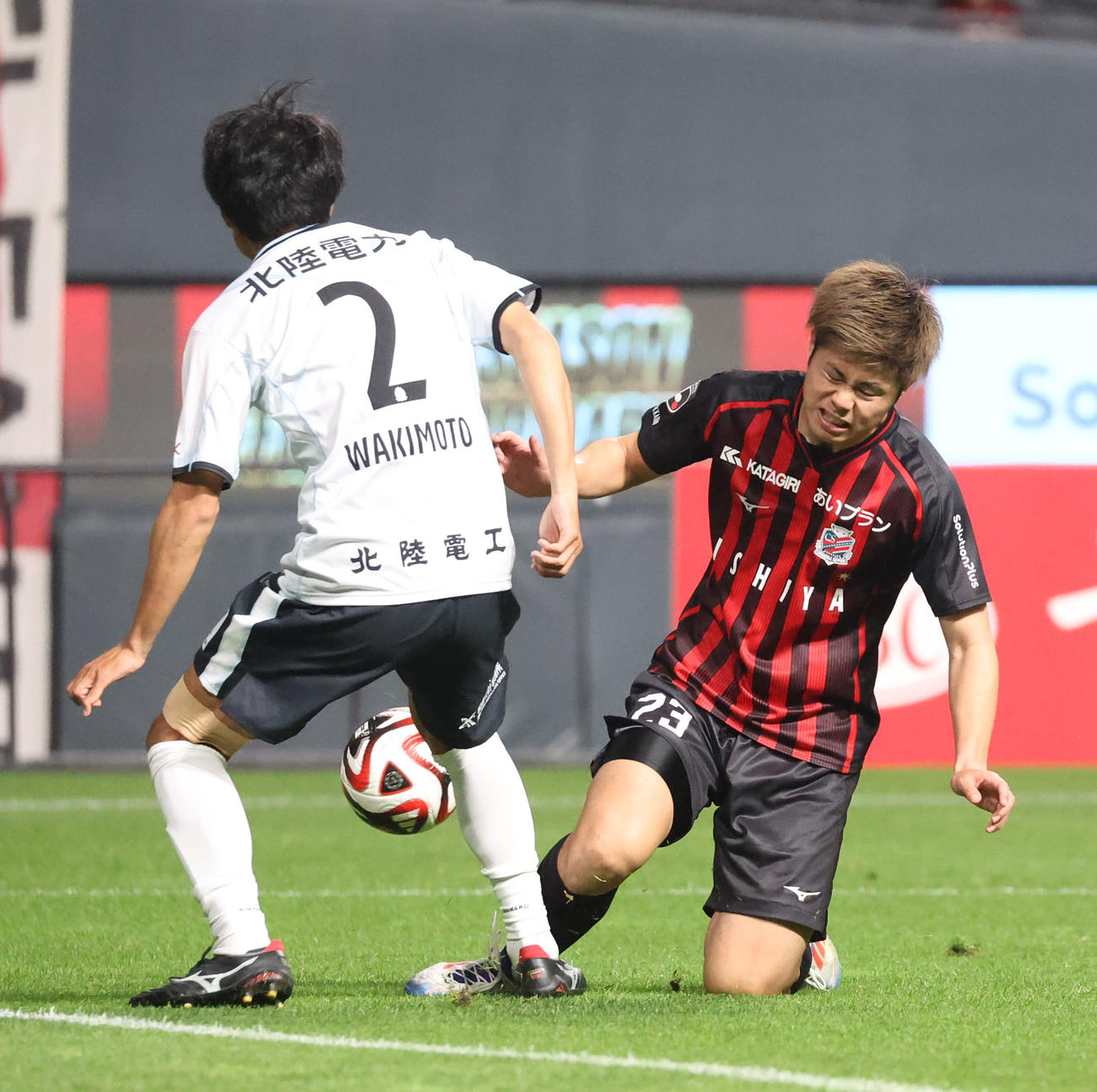 札幌対富山　後半、ゴール前でシュートを打てない札幌大森（撮影・佐藤翔太）