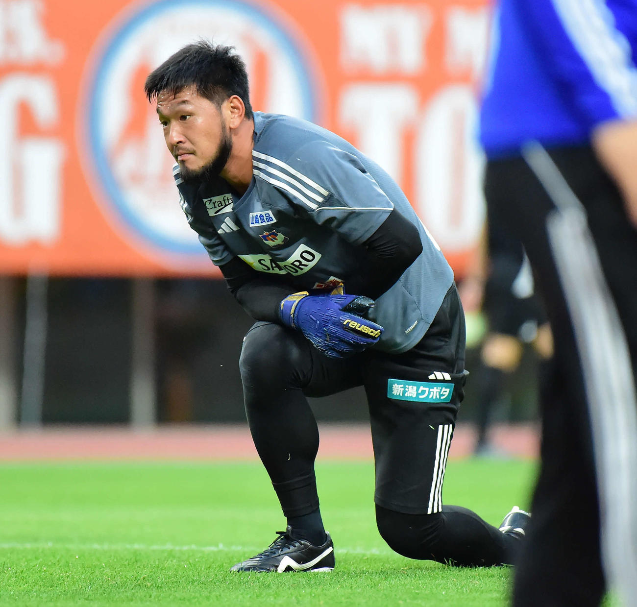 新潟対長崎　試合前、GK練習に参加する新潟吉満（撮影・大島享也）