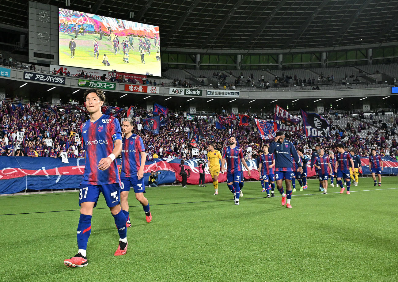 東京対広島　試合後、サポーターへのあいさつを終え引き揚げる東京小泉（左）ら選手たち（撮影・滝沢徹郎）