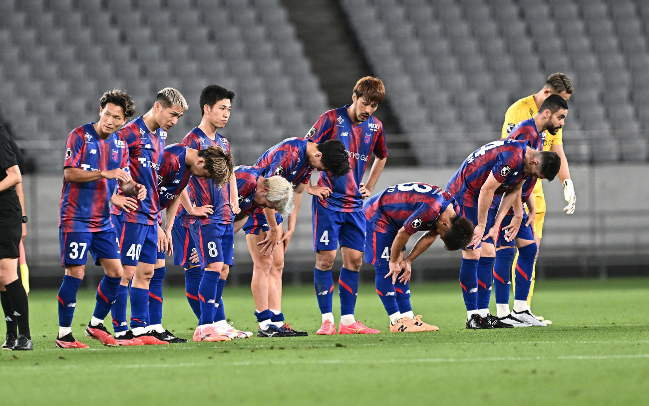 東京対広島　試合に敗れ肩を落とす東京の選手たち（撮影・滝沢徹郎）