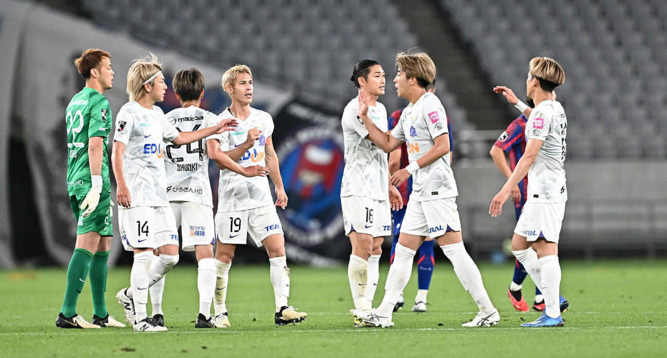 試合に勝利しタッチをかわす広島の選手たち（撮影・滝沢徹郎）