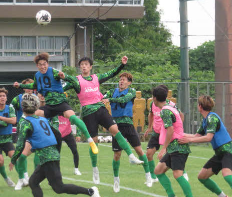 クロスボールに高い打点で競り合う東京VのFW染野唯月（左）