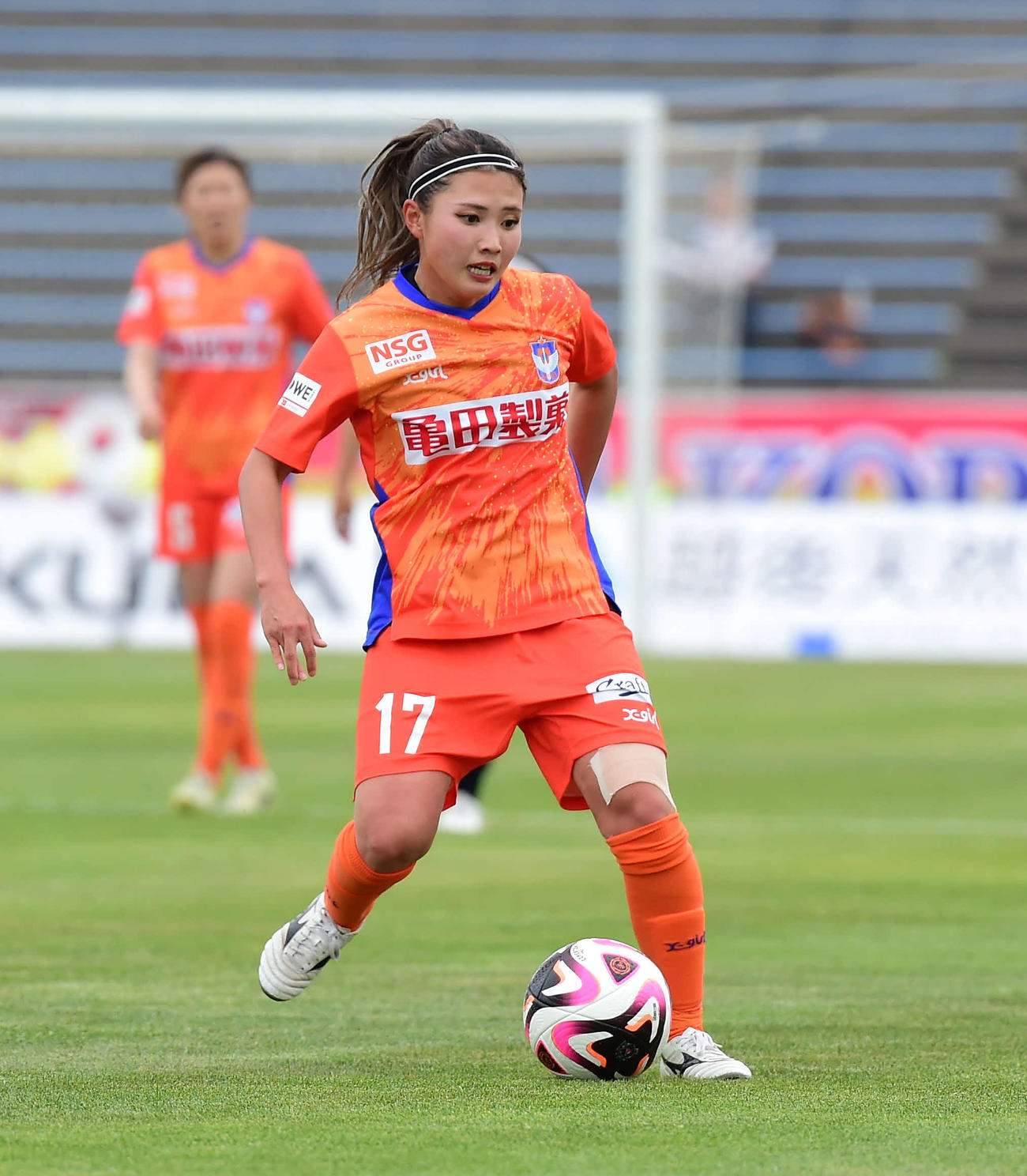 5月6日のINAC神戸戦でパスを出す新潟レディース滝川