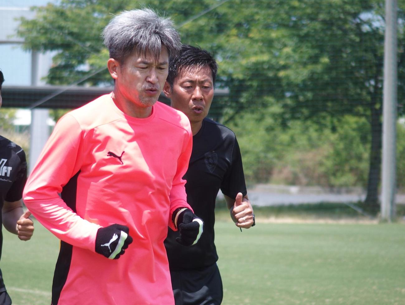 ランニングするカズ（左）と元京都MF斉藤大介（撮影・永田淳）