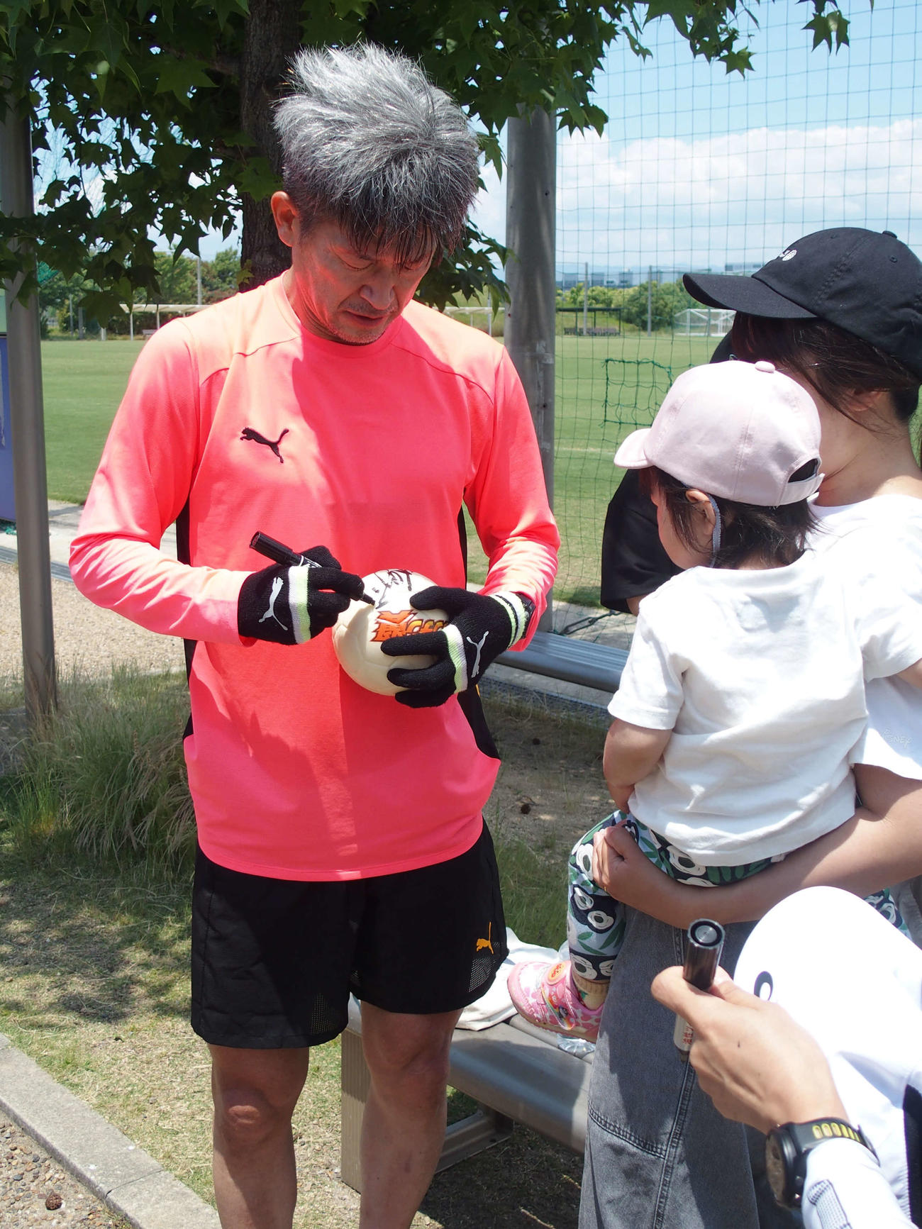 自主トレ後にファンサービスするカズ（撮影・永田淳）