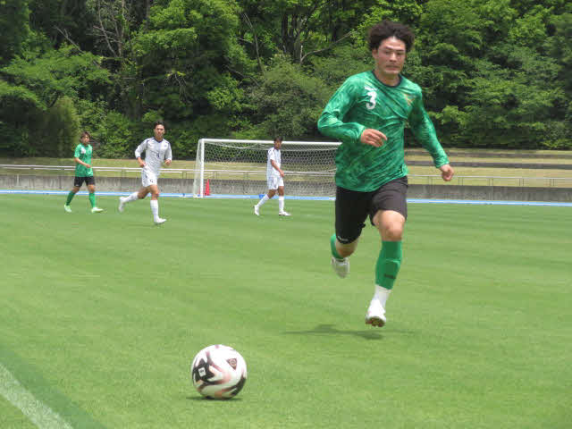 明治大とのトレーニングマッチでボールを追う東京VのDF谷口栄斗