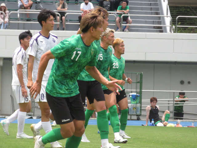 千田海人（右から2人目）を中心とした東京VのDFライン