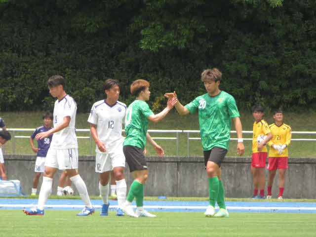 明治大とのトレーニングマッチで先制点を挙げた東京VのMF見木友哉（中央）は、アシストのFW木村勇大がハイタッチ