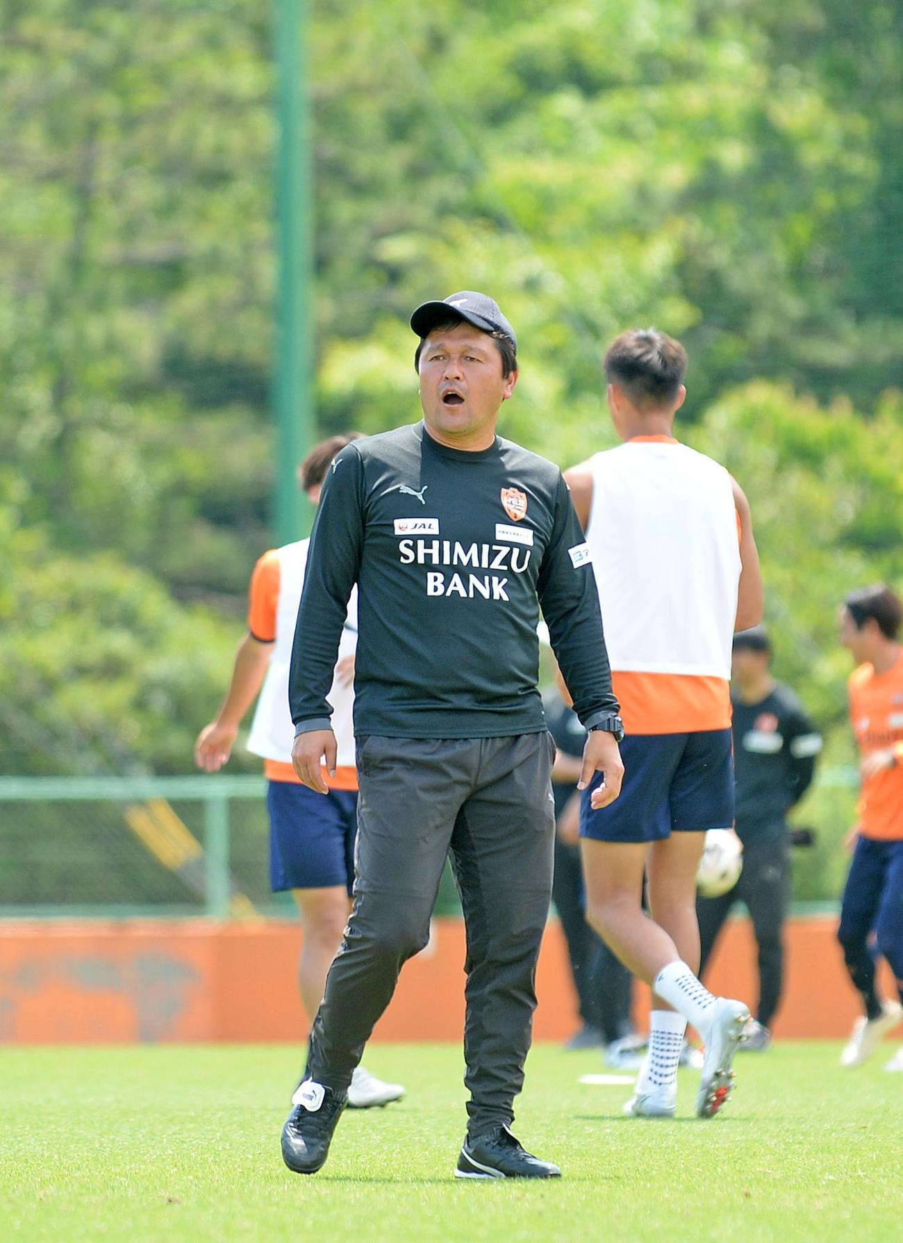 声を張り上げて選手の士気を上げる清水の秋葉監督（撮影・神谷亮磨）