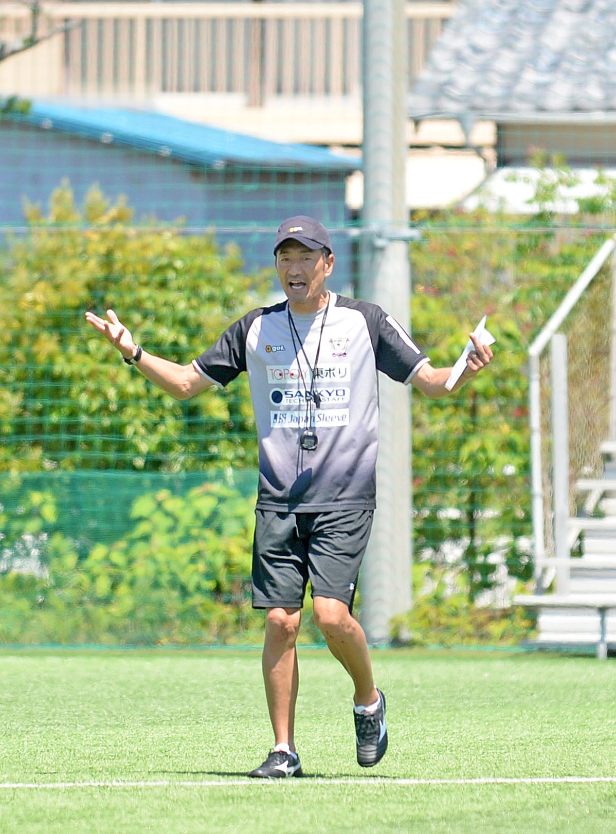 選手に指示を出す藤枝の須藤監督（撮影・神谷亮磨）