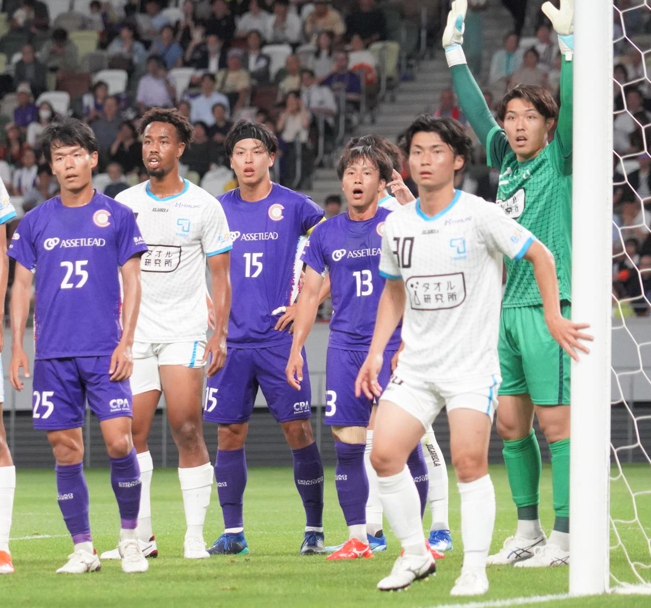 JFL第11節クリアソン新宿対FCティアモ枚方戦でゴール前に詰める両チーム（撮影・佐藤成）