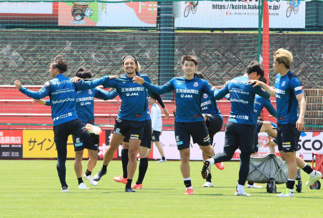 札幌の練習に参加する大崎（左から2人目）（撮影・保坂果那）