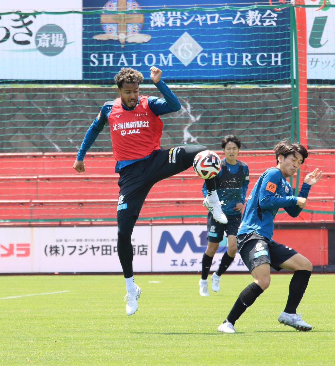 ルヴァン杯富山戦前日練習に参加する札幌鈴木（左）（撮影・保坂果那）