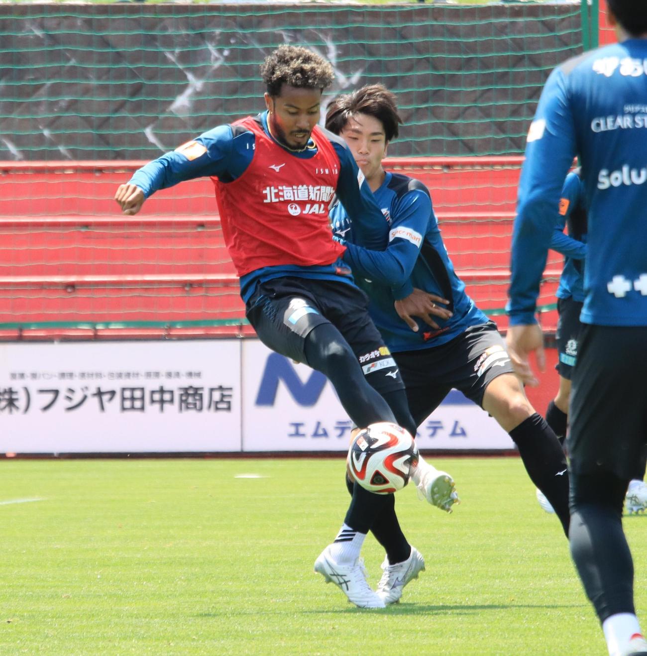 ルヴァン杯富山戦前日練習に参加する札幌鈴木（左）（撮影・保坂果那）
