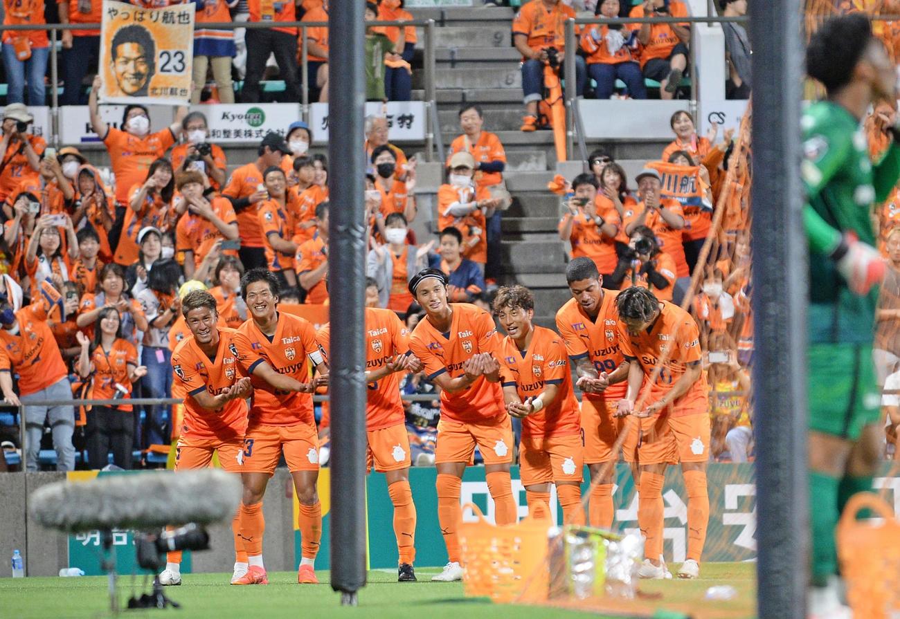 ゴールを決め、「ゆりかごダンス」を披露する北川（左から2人目）ら、清水の選手たち
