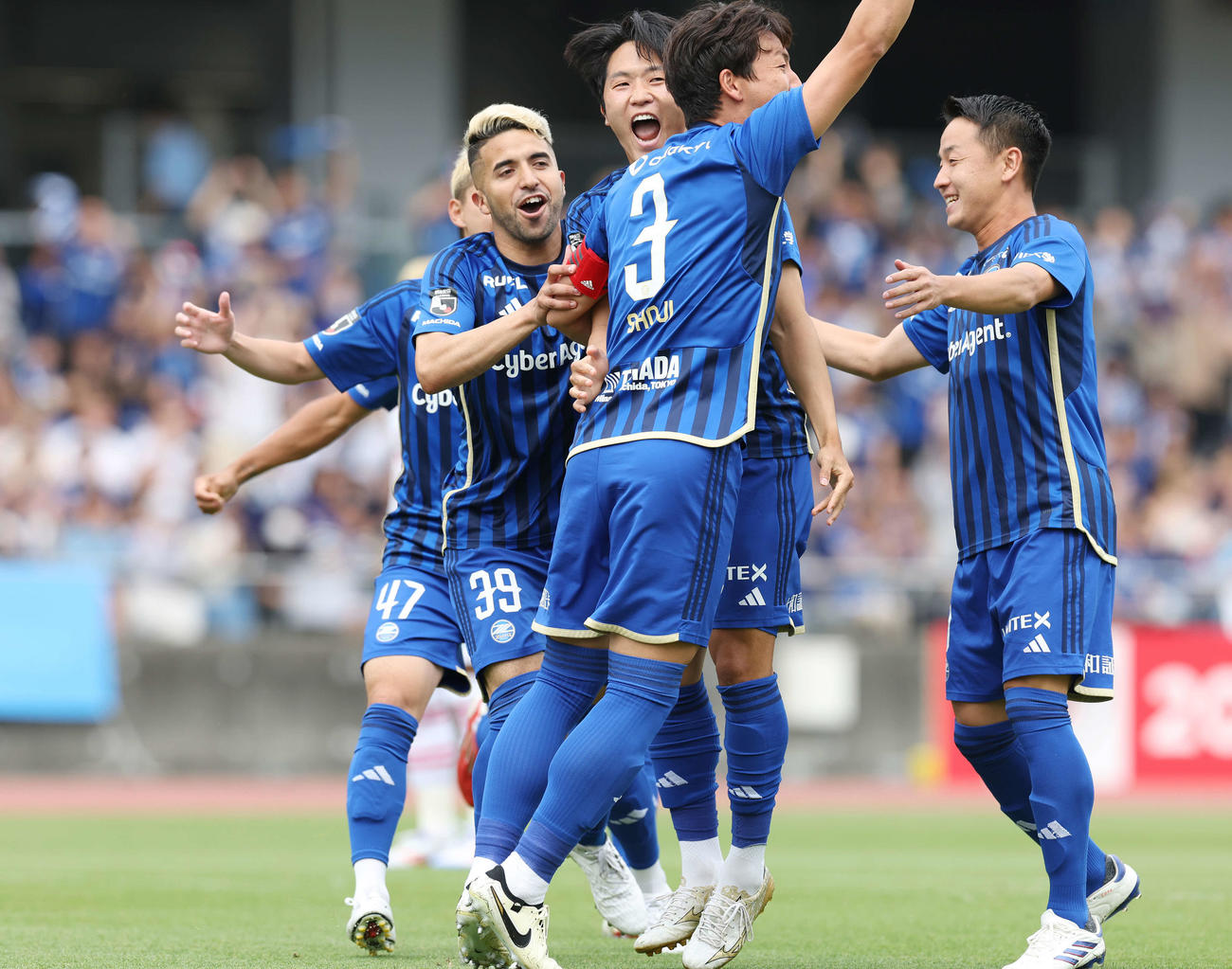 町田対C大阪　前半、ゴールを決めた町田ナ・サンホ（中央）はチームメートと喜ぶ（撮影・宮地輝）
