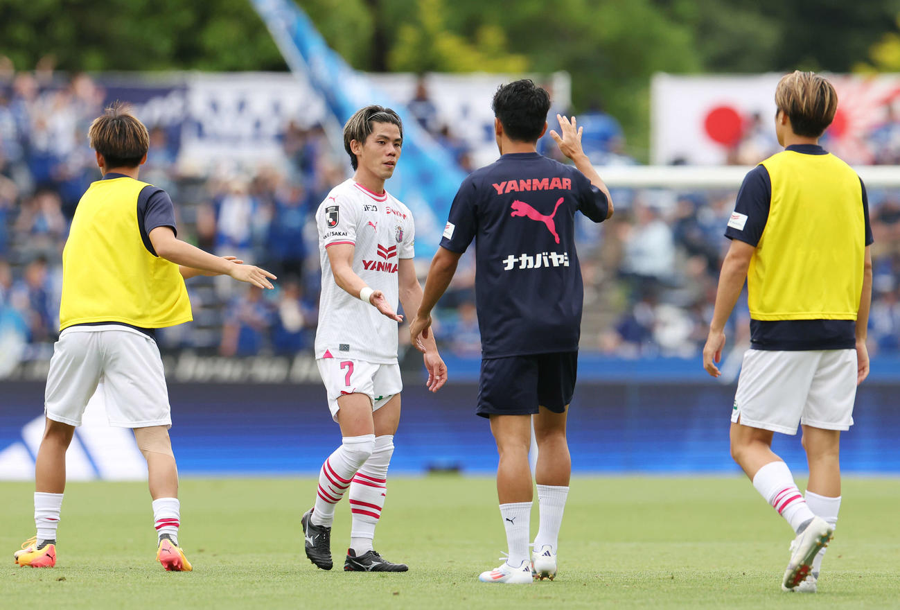 町田対C大阪　前半を終え、ゴールを決めたC大阪上門はチームメートとタッチを交わしロッカーに引き揚げる（撮影・宮地輝）