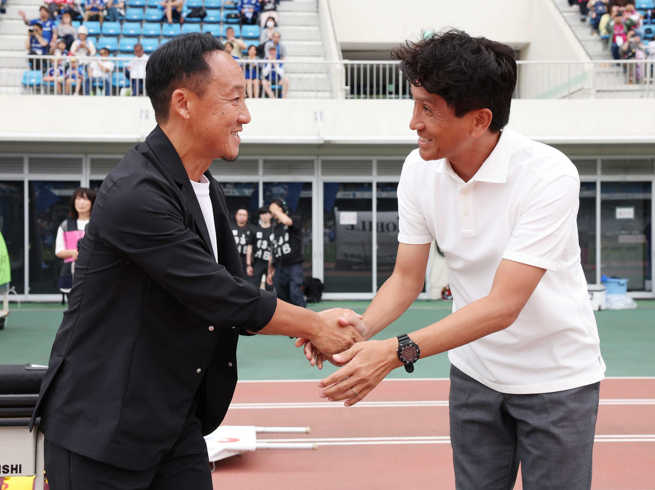 町田対C大阪　試合前、握手を交わす町田黒田監督（左）とC大阪小菊監督（撮影・宮地輝）