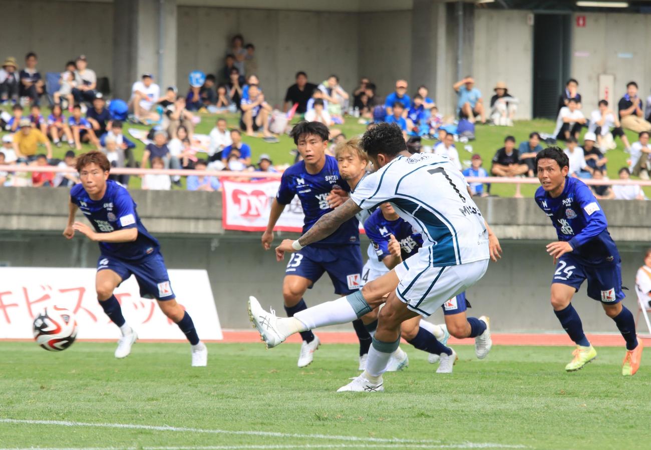 前半40分、PKを決める札幌鈴木（手前）（撮影・保坂果那）