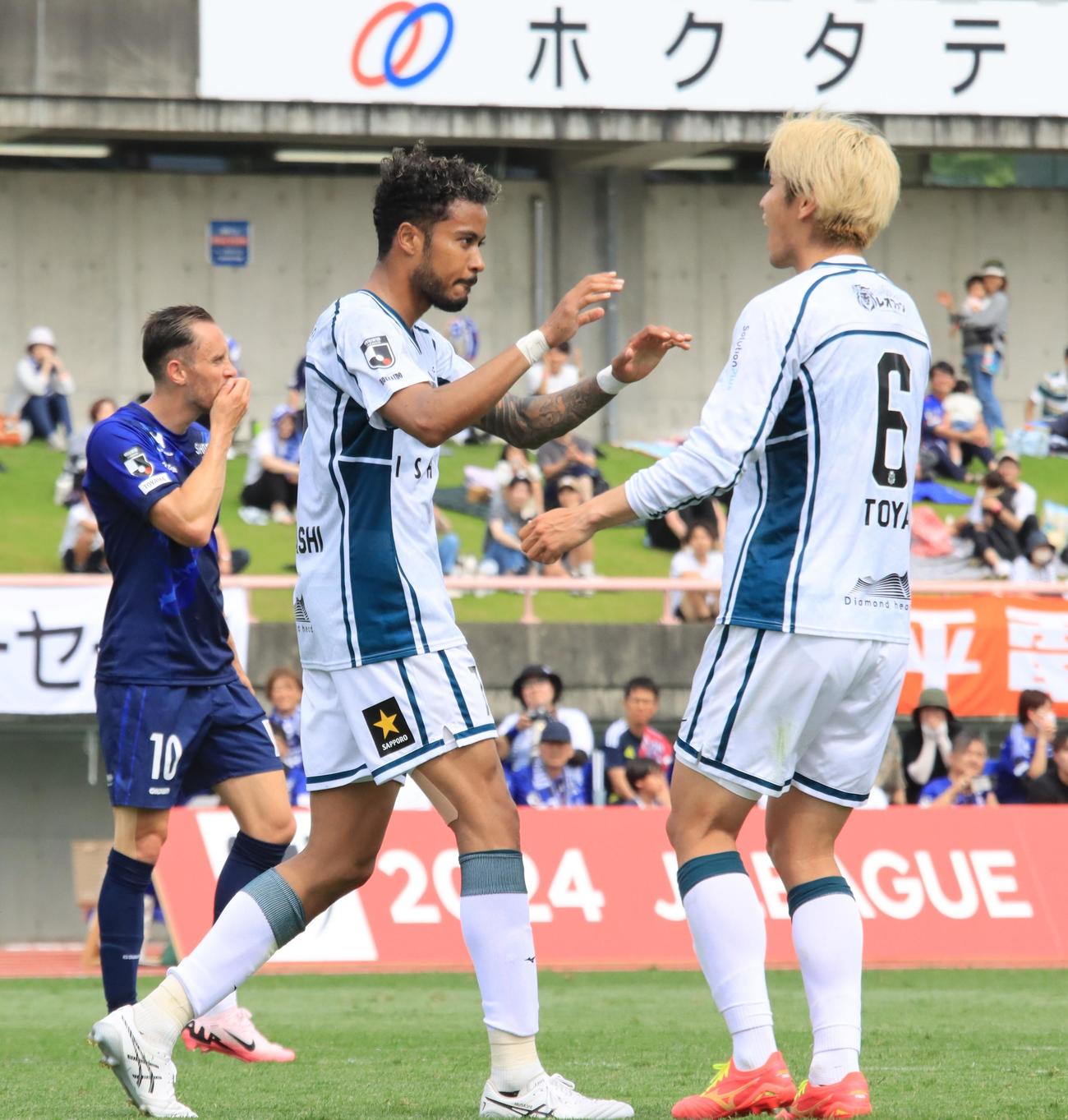 前半40分、PKを決めて喜ぶ札幌鈴木（左）と中村（撮影・保坂果那）