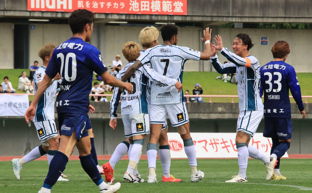 前半40分、PKを決めた札幌鈴木（背番号7）は仲間と喜ぶ（撮影・保坂果那）