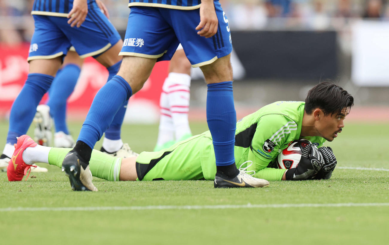 町田対C大阪　後半、ボールをキャッチした町田GK福井（撮影・宮地輝）