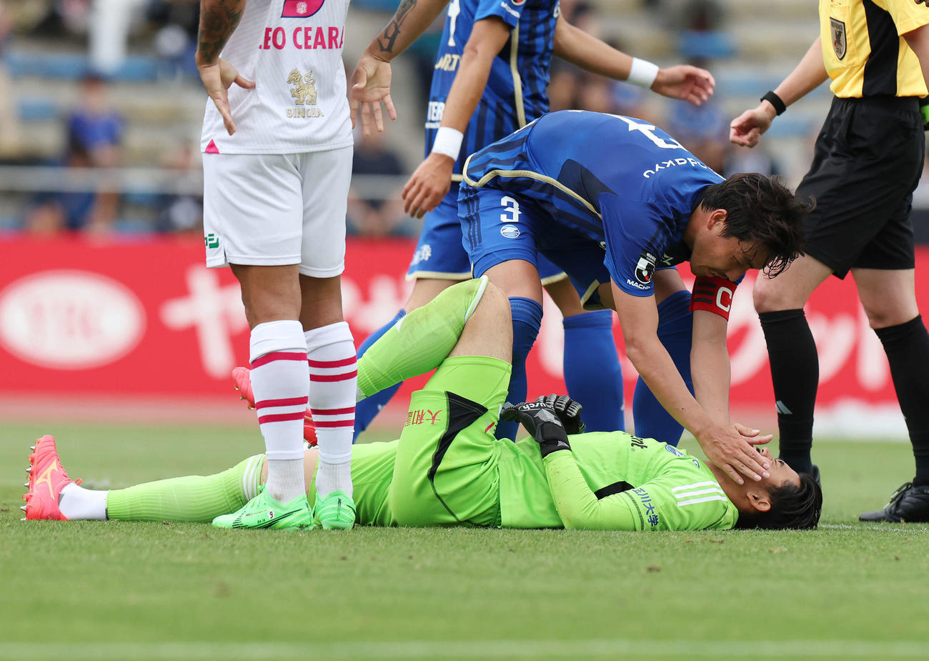 町田対C大阪　後半、好セーブを見せた町田GK福井（下）をねぎらう昌子（撮影・宮地輝）