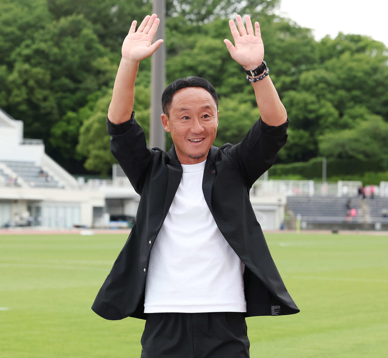 町田対C大阪　プライムラウンド進出を決めた町田黒田監督は笑顔でサポーターにあいさつする（撮影・宮地輝）