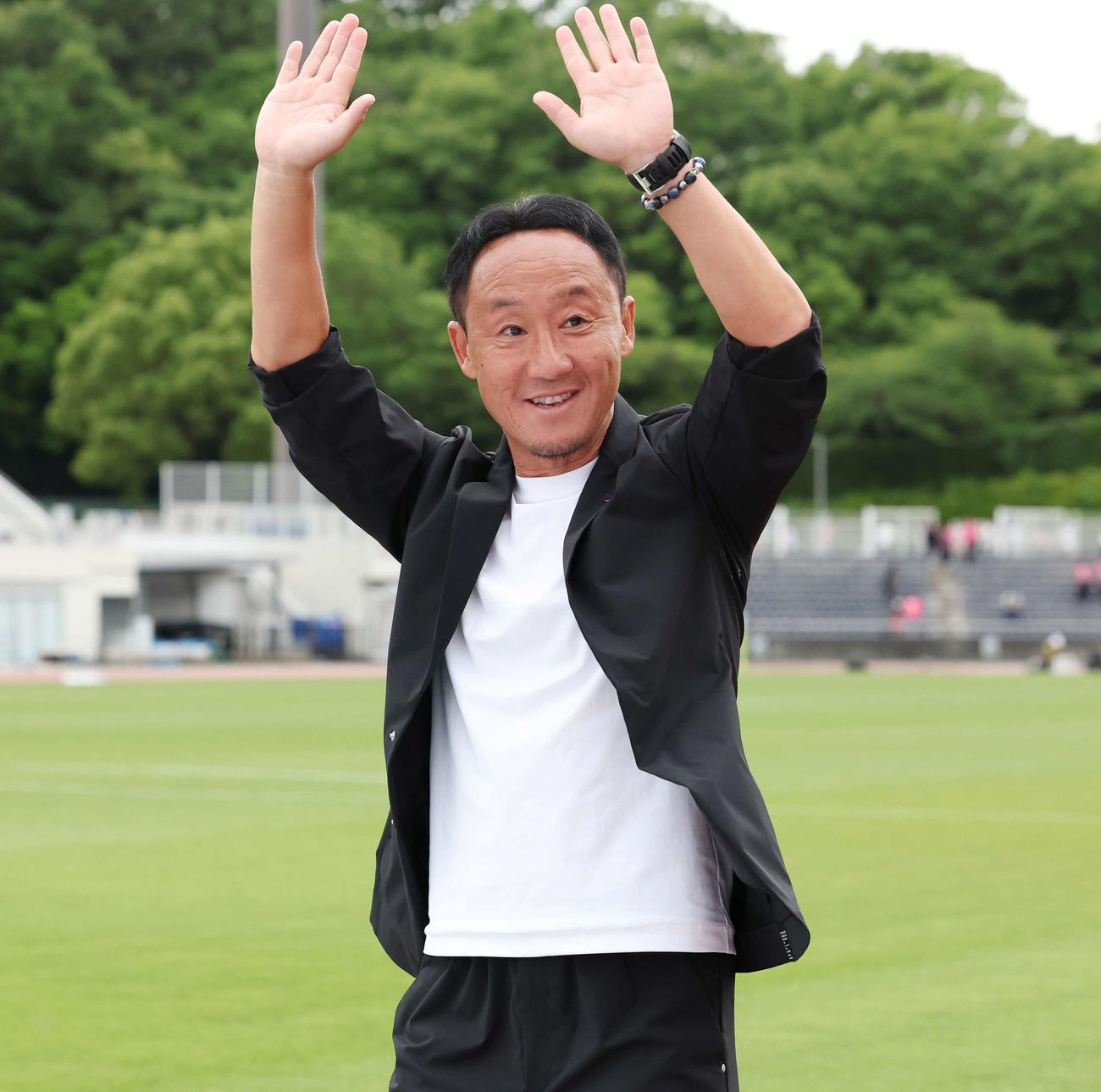 町田対C大阪　プライムラウンド進出を決めた町田黒田監督は笑顔でサポーターにあいさつする（撮影・宮地輝）