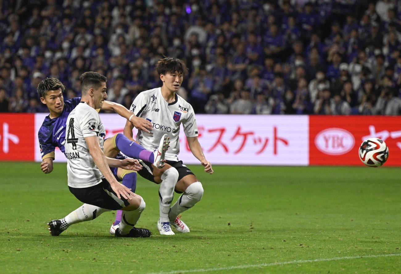 広島対FC東京　後半、先制ゴールを決める広島・加藤（左）（共同）