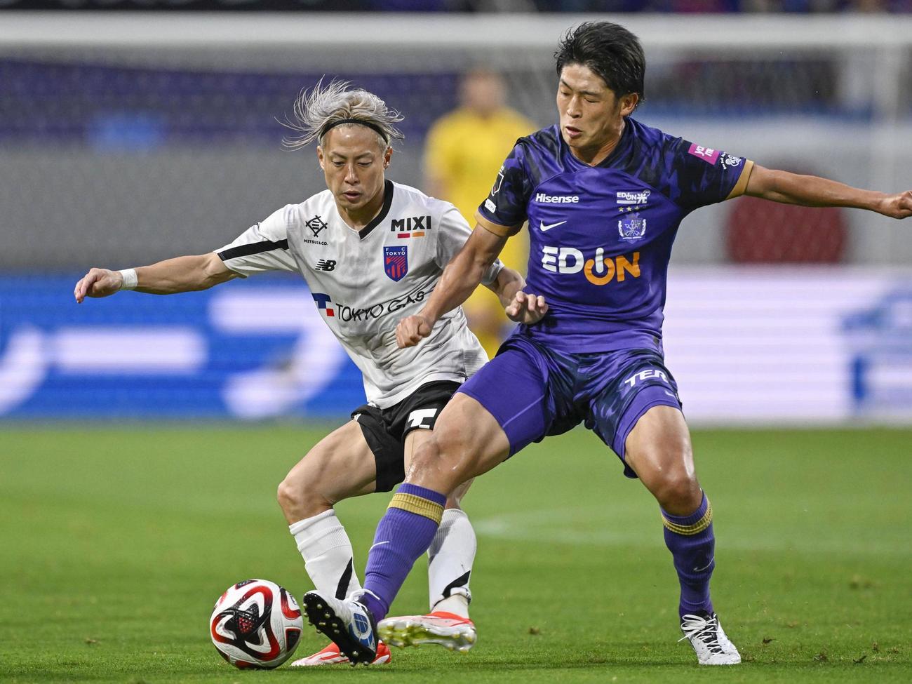 広島対FC東京　前半、競り合う広島・大橋（右）とFC東京・仲川（共同）