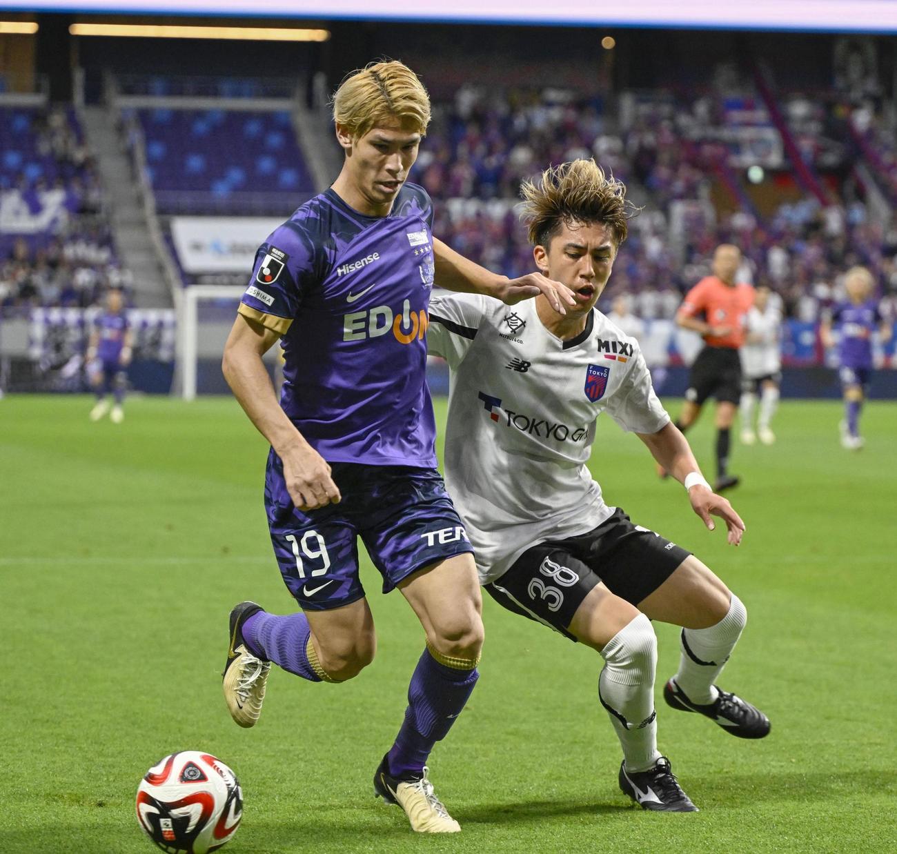 広島対FC東京　前半、競り合う広島・佐々木（左）とFC東京・安斎（共同）
